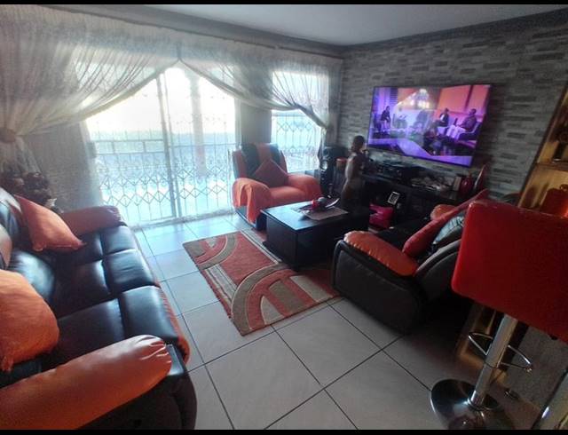 2 BEDROOM HOUSE FOR SALE IN LEKGALONG